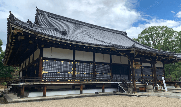 仁和寺の金堂外観